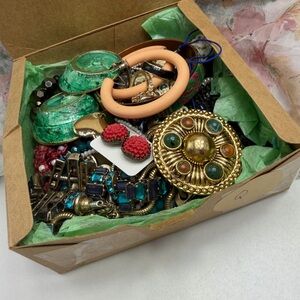 Vintage Jewelry Lot 1+pound ready to wear lot Q